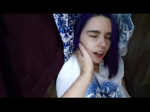 ❤️ Atradu savu māsu skapī un palīdzēju viņai beigt. Seks video pie mums ❌️